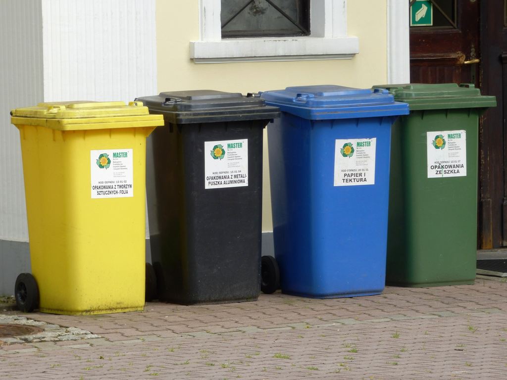 pojemniki do selektywnej zbiórki odpadów komunalnych