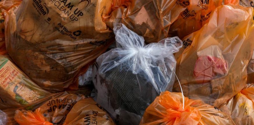 odpady komunalne w workach na śmieci
